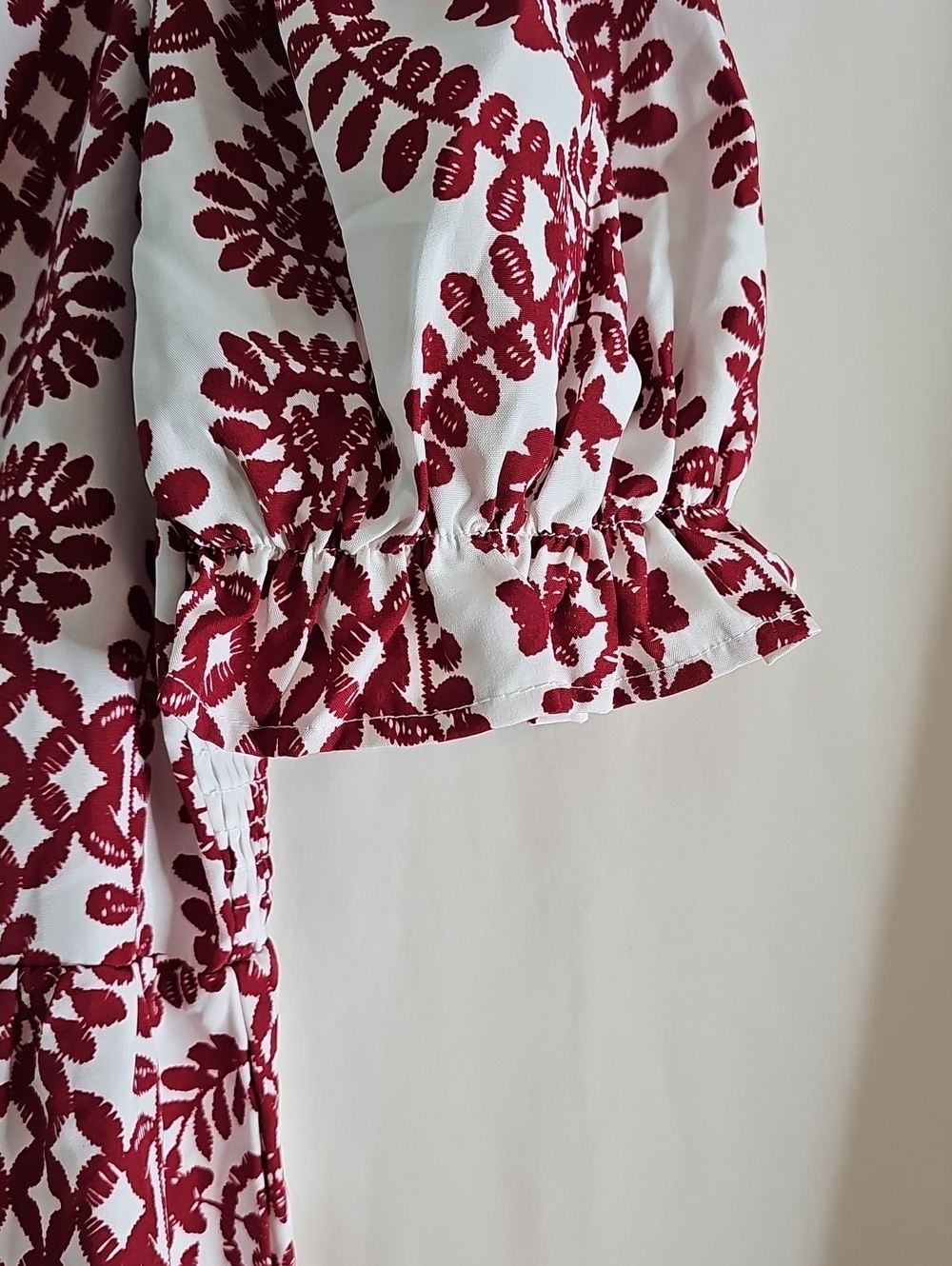 White and Burgundy Patterned Puff Sleeve Short Jumper - Picture 3 of 7